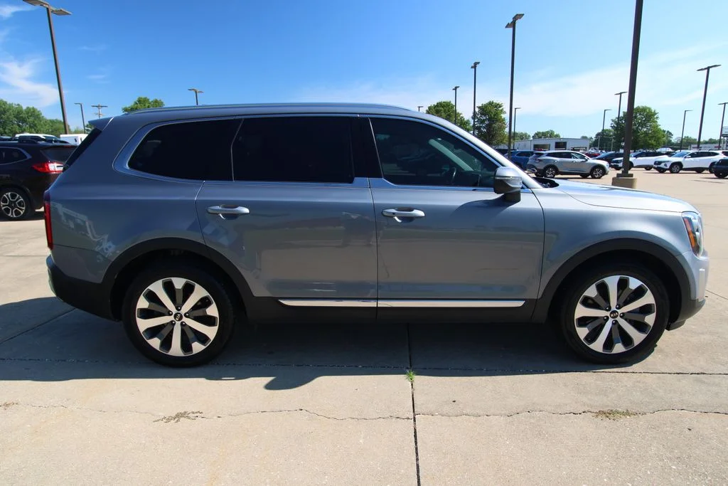Used 2021 Everlasting Silver Kia EX image 4