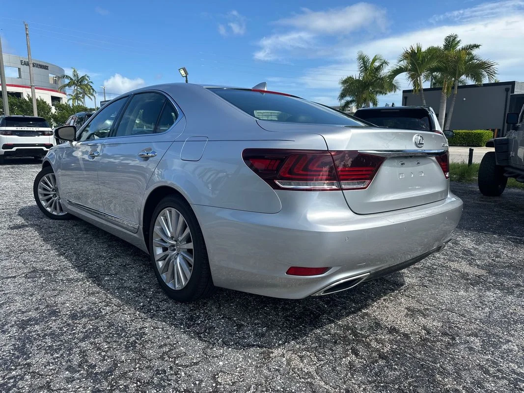 Used 2014  Lexus  image 4