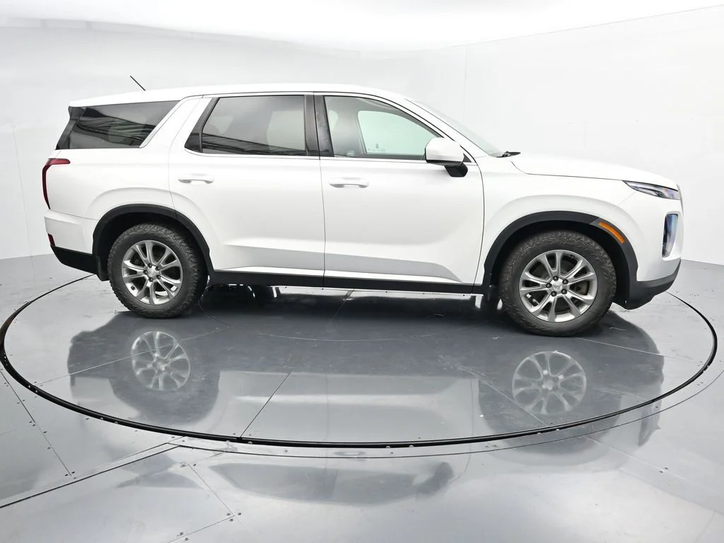 Used 2021 White Hyundai SE image 9