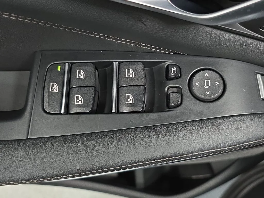 Used 2025 Gray BMW M60i image 23