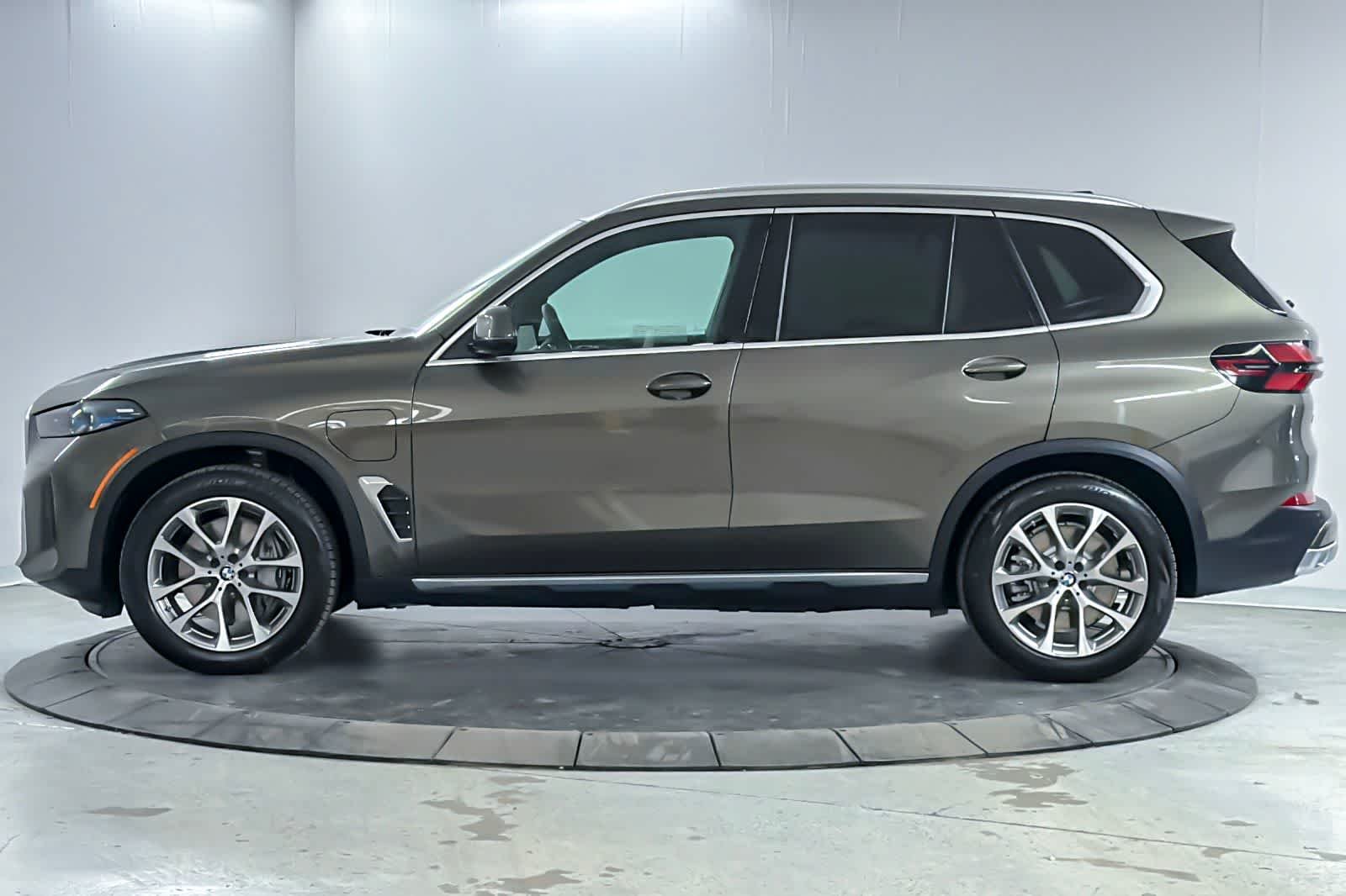 New 2026 Manhattan Green Metallic BMW xDrive50e image 5