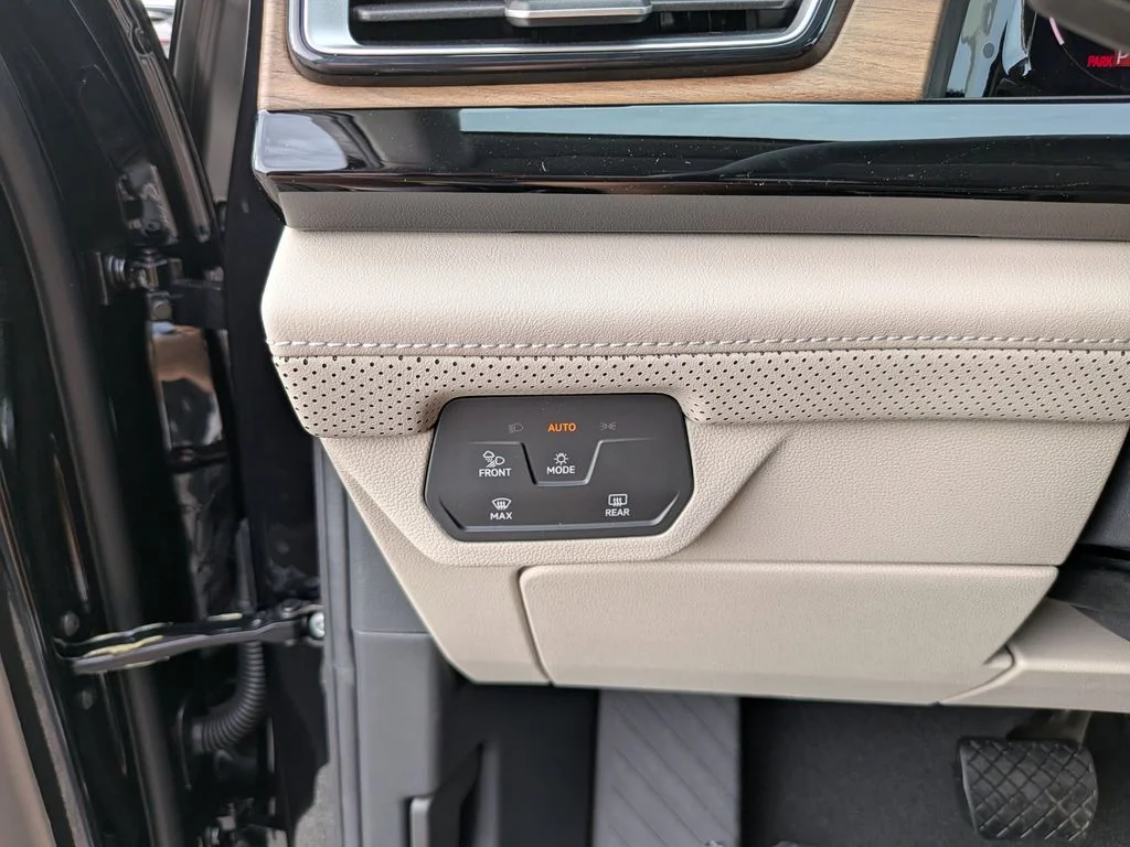 New 2026 Black Volkswagen 2.0T SE w/Technology image 25