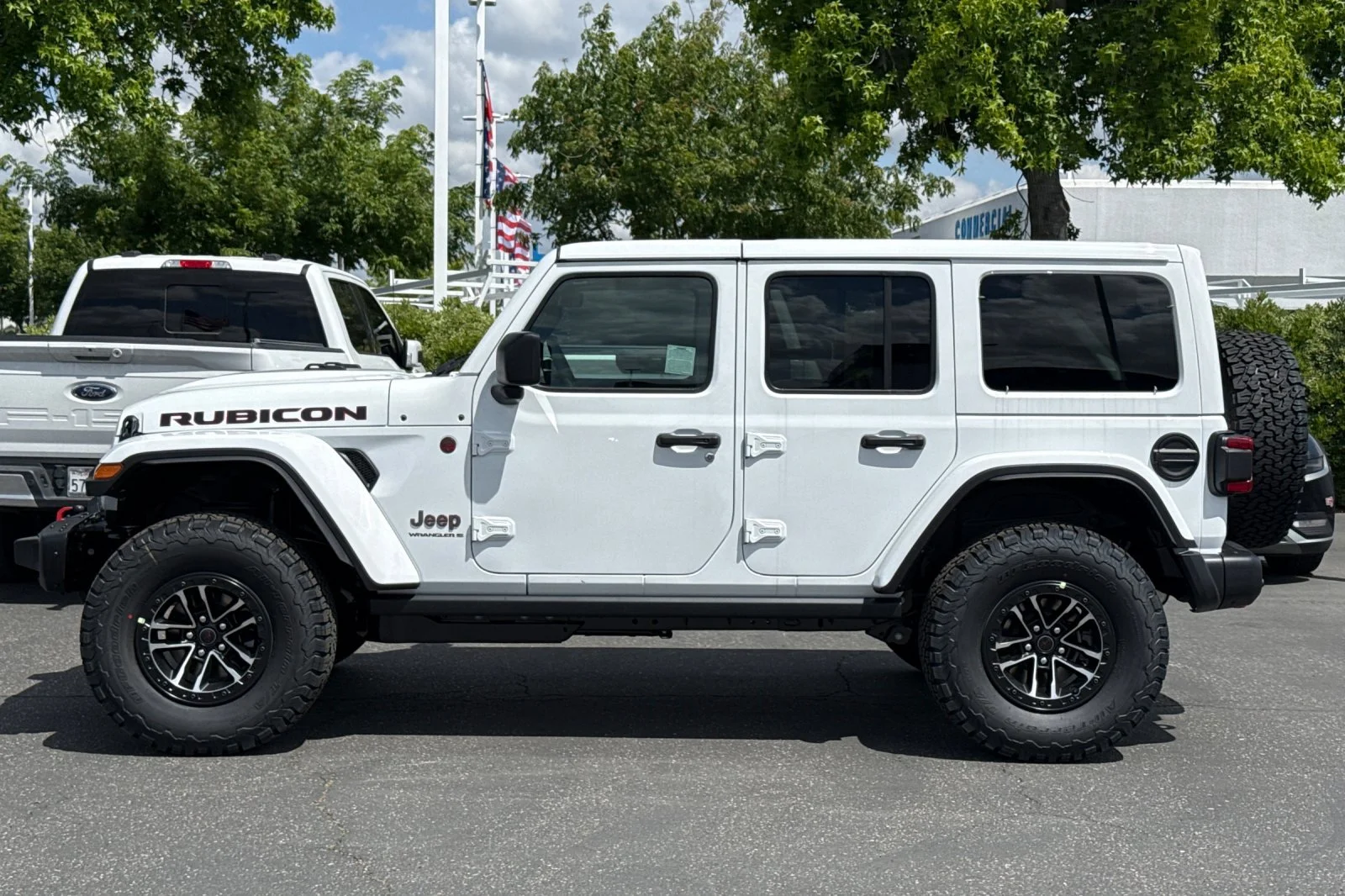 New 2026 Bright White Clear-Coat Exterior Paint Jeep Rubicon X image 7
