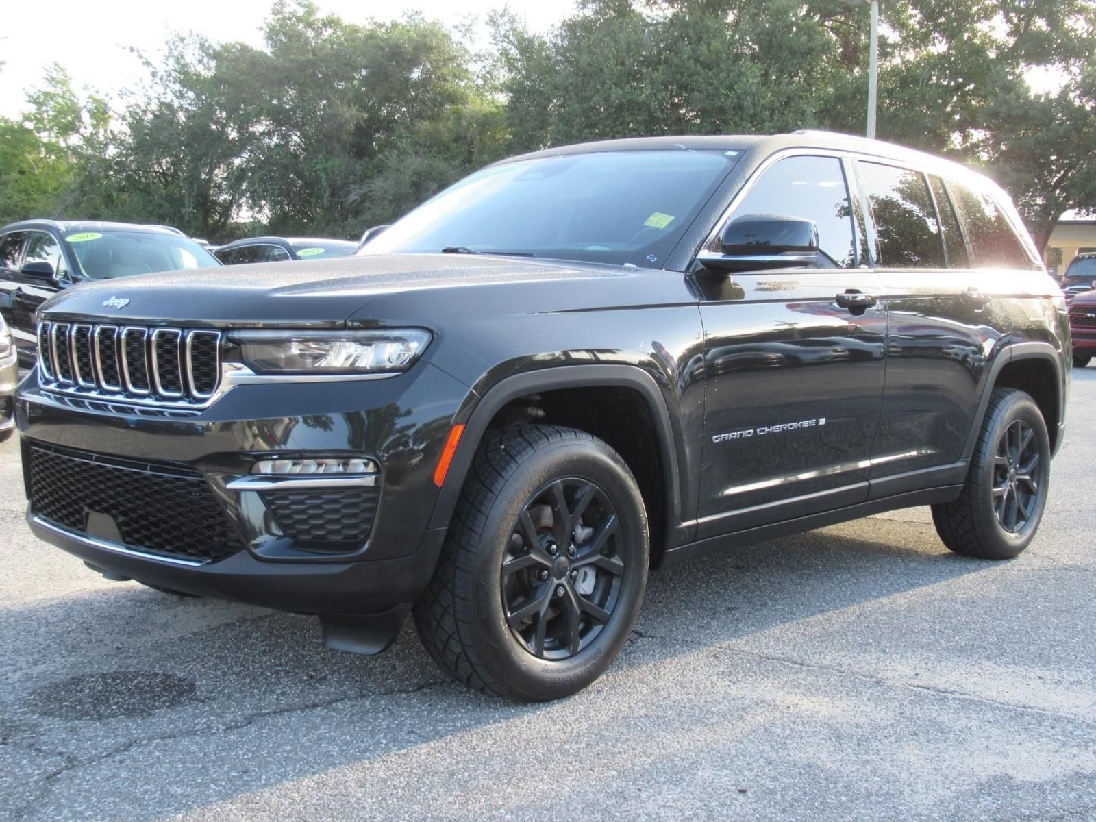 Used 2023  Jeep Limited image 3