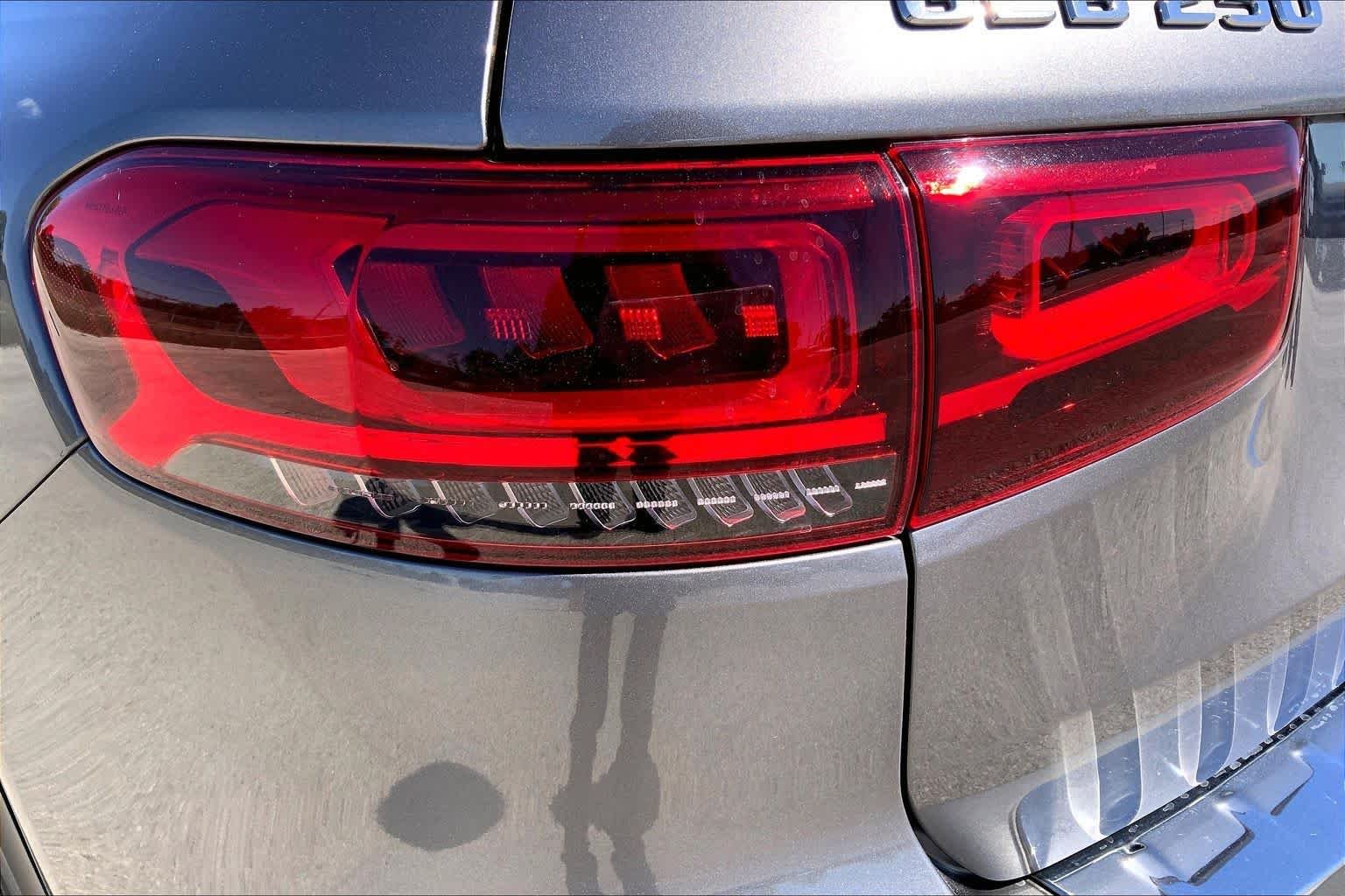 Used 2023 Mountain Grey Metallic Mercedes-Benz GLB 250 image 28