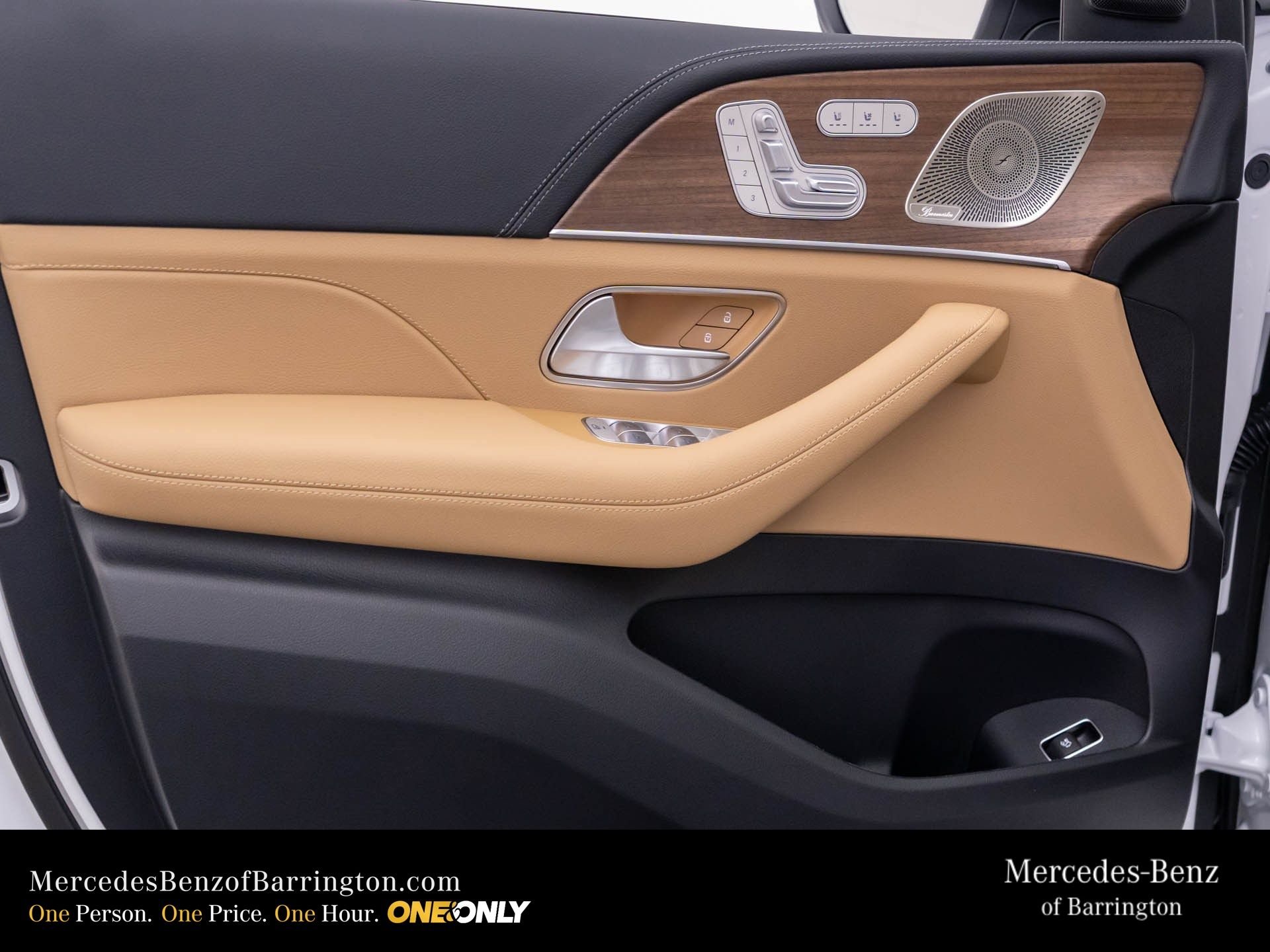 New 2026 MANUFAKTUR Moonlight White Metallic Mercedes-Benz GLS 580 image 15
