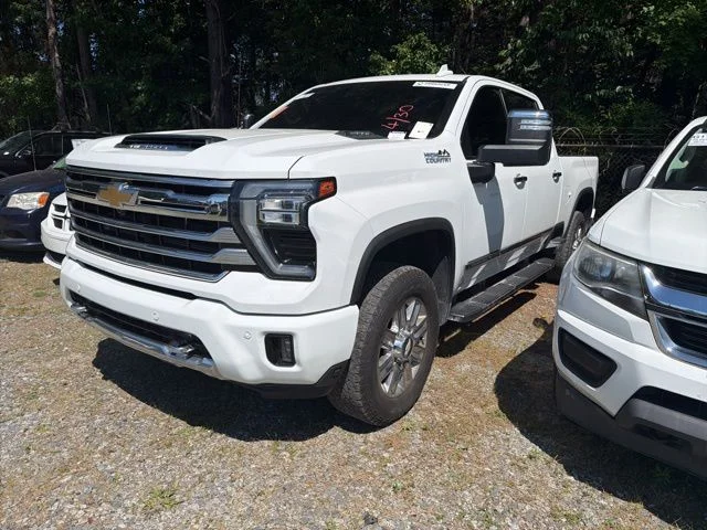 Used 2024 White Chevrolet High Country image 3