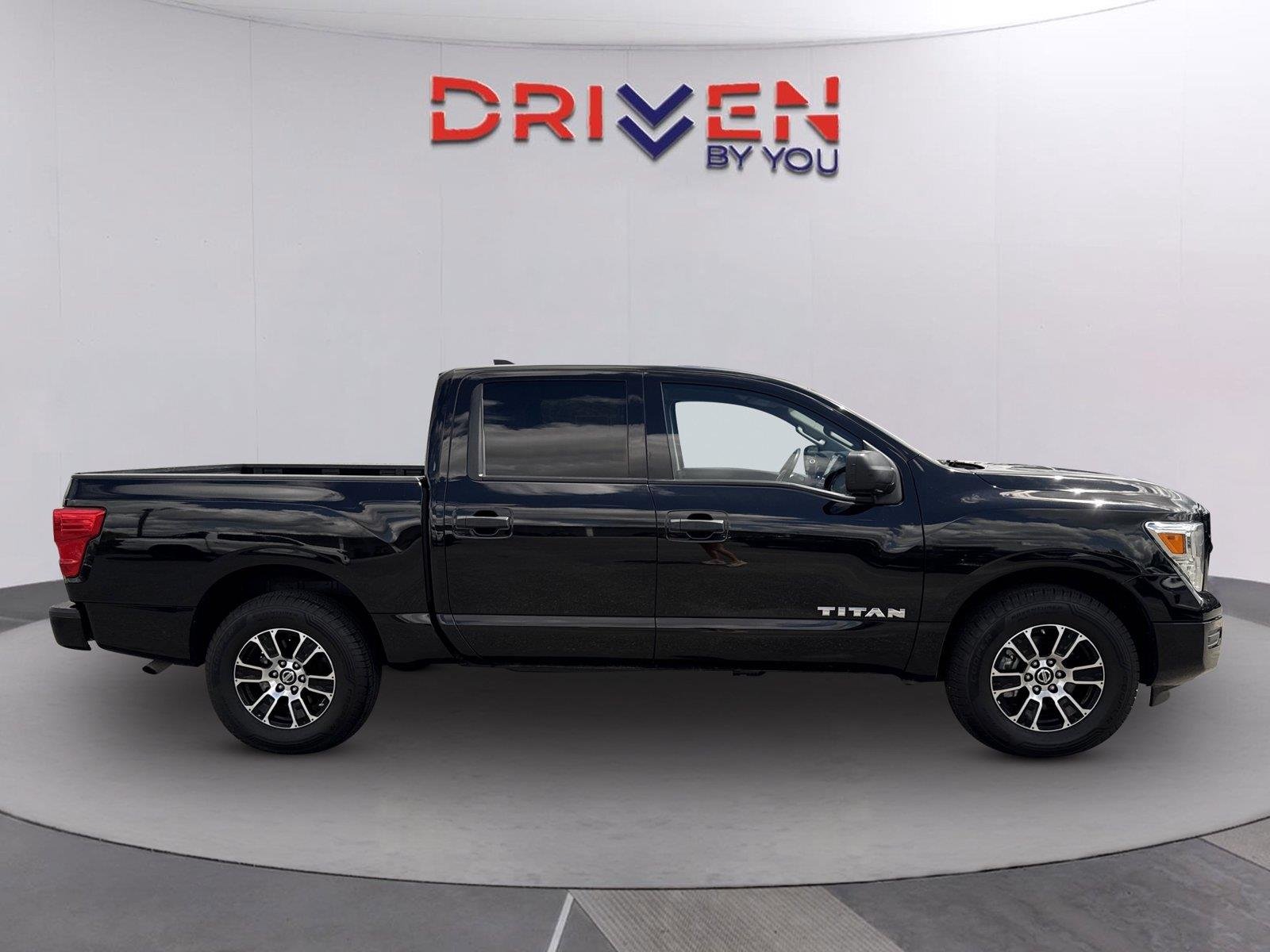 Used 2022 Super Black Nissan SV image 2