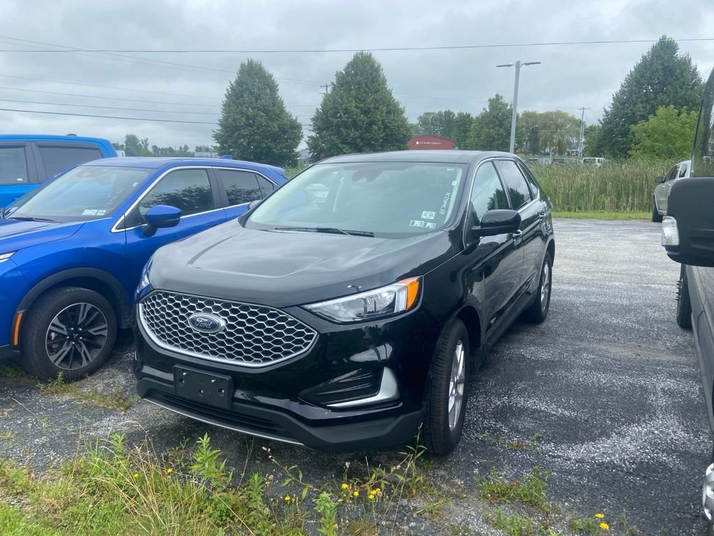 Used 2024 Black Metallic Ford SEL image 3