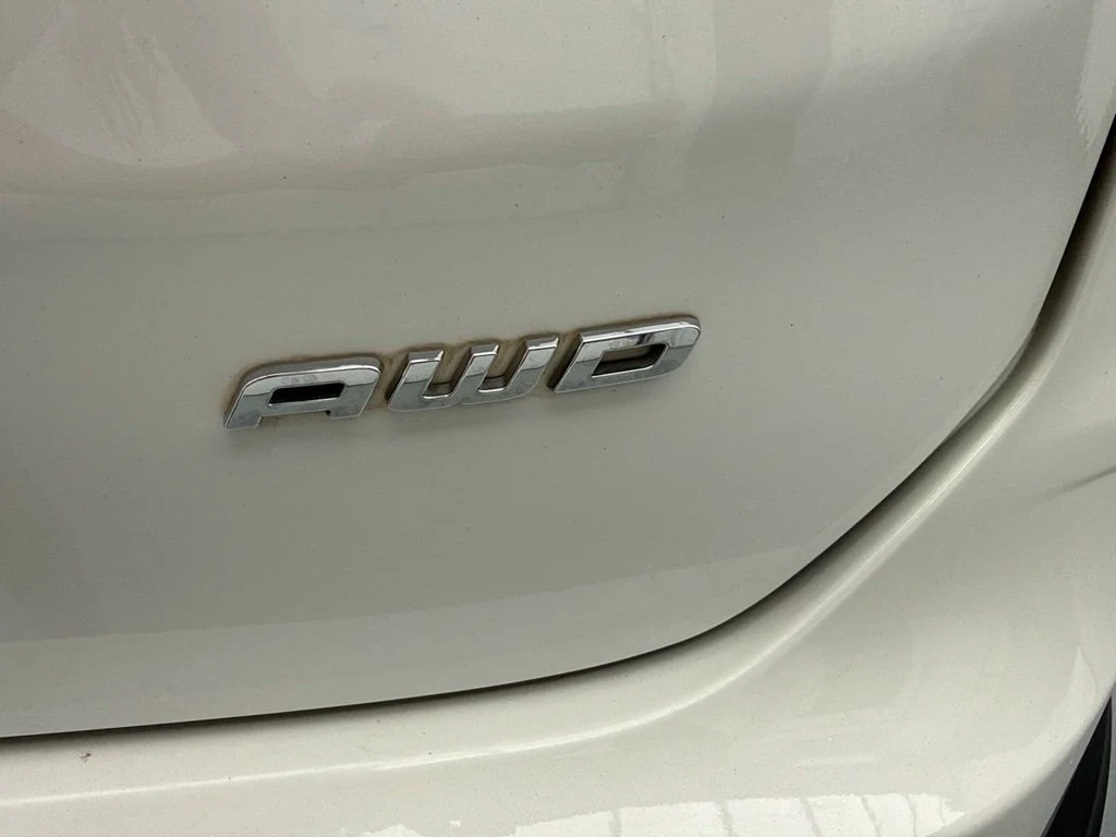 Used 2022 White Metallic Ford SEL image 9