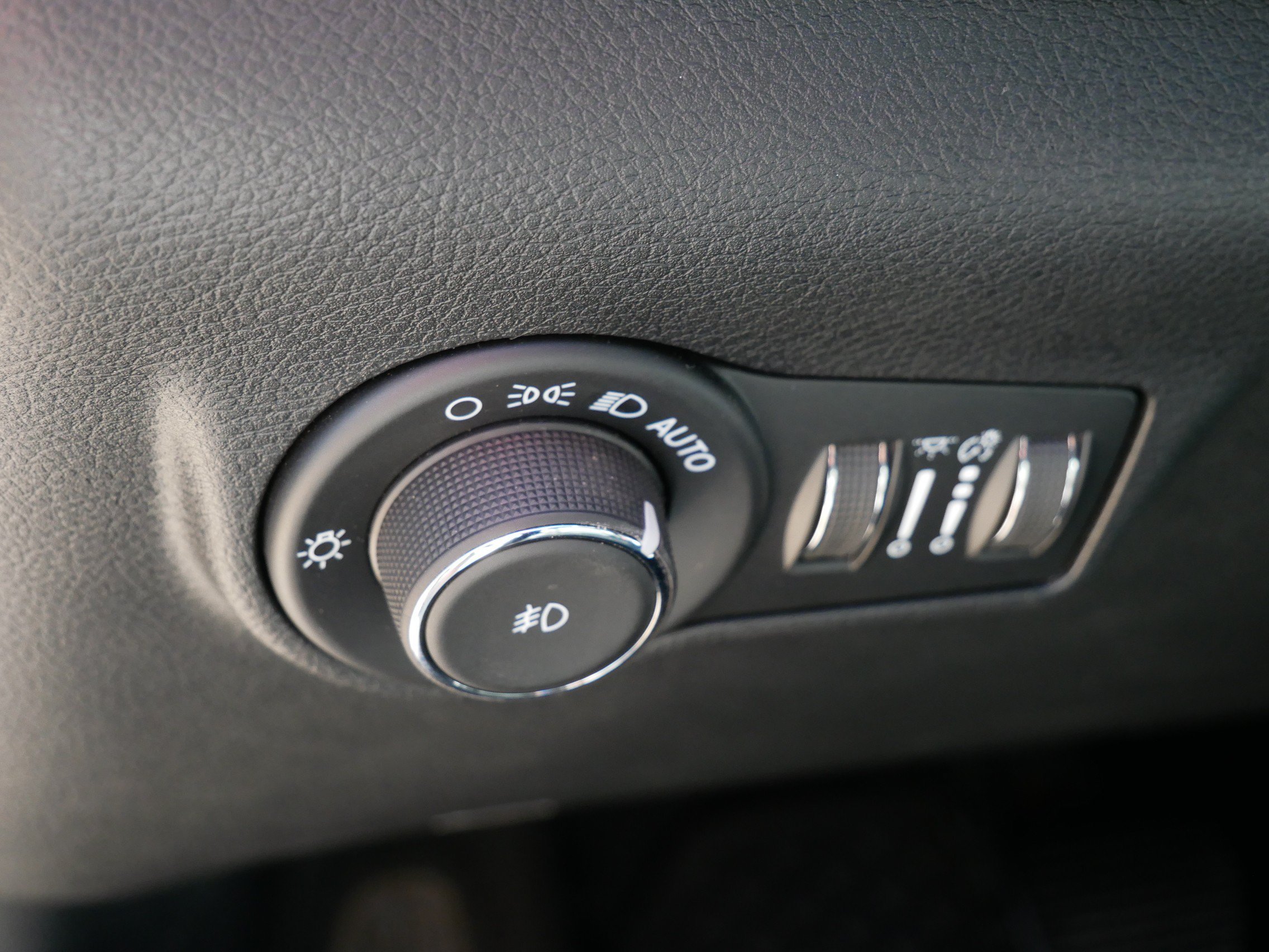 Used 2025 Bright White Clearcoat Jeep Trailhawk image 19
