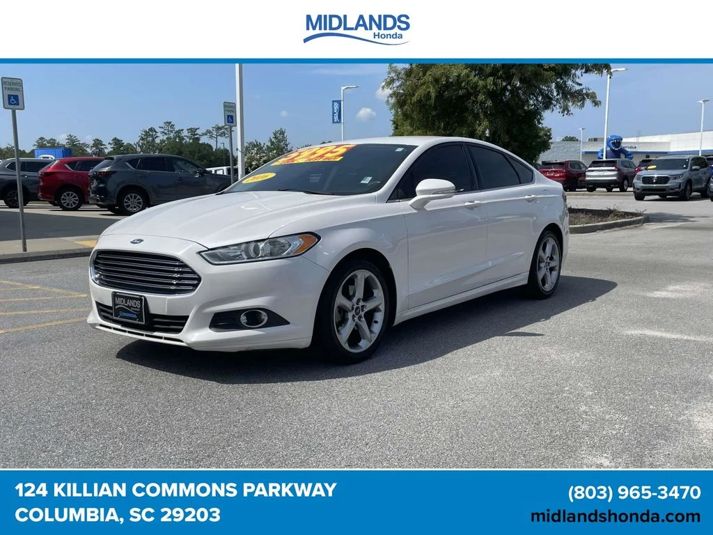 Used 2016 White Platinum Clearcoat Metallic Ford SE image 3