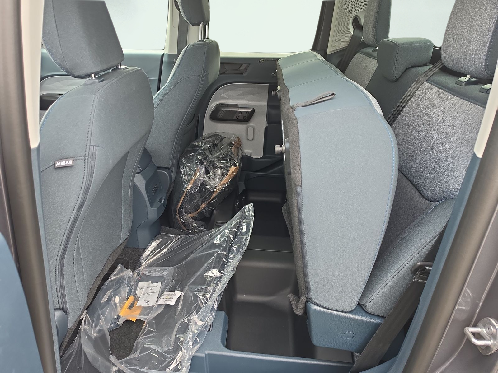 New 2026 Carbonized Gray Metallic Ford XLT image 15