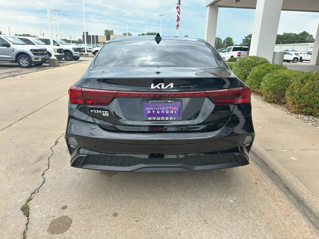 Used 2024 Aurora Black Kia LX image 27