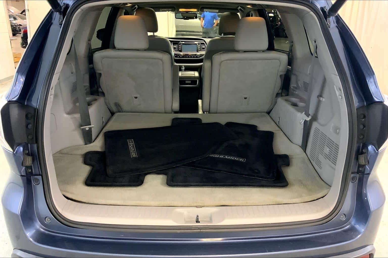 Used 2015 Shoreline Blue Pearl Toyota XLE image 9