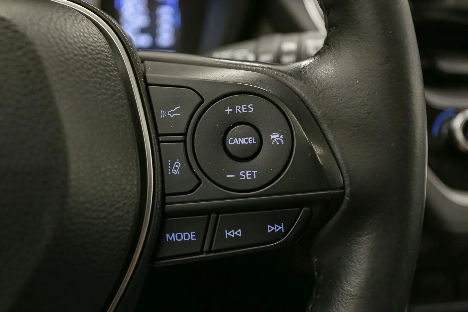 Used 2022 Wind Chill Pearl Toyota LE image 38