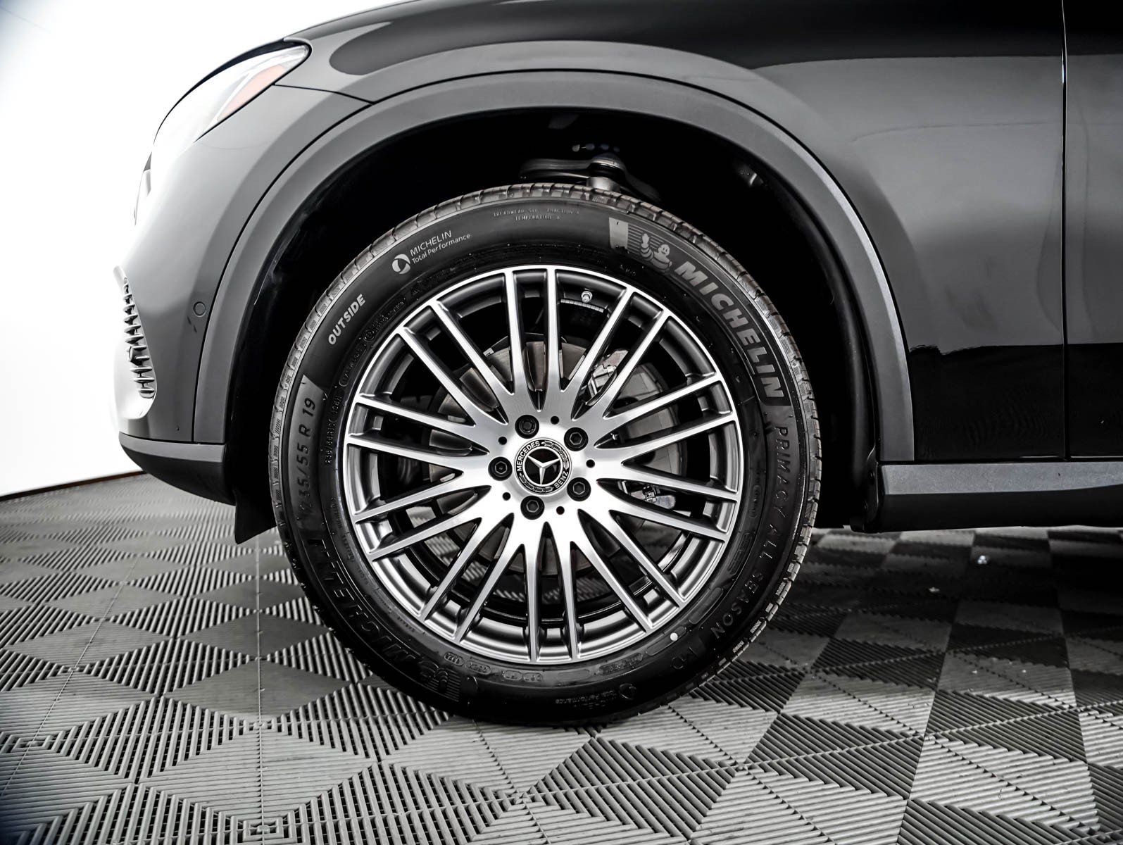 New 2026 Black Mercedes-Benz GLC 300 image 4