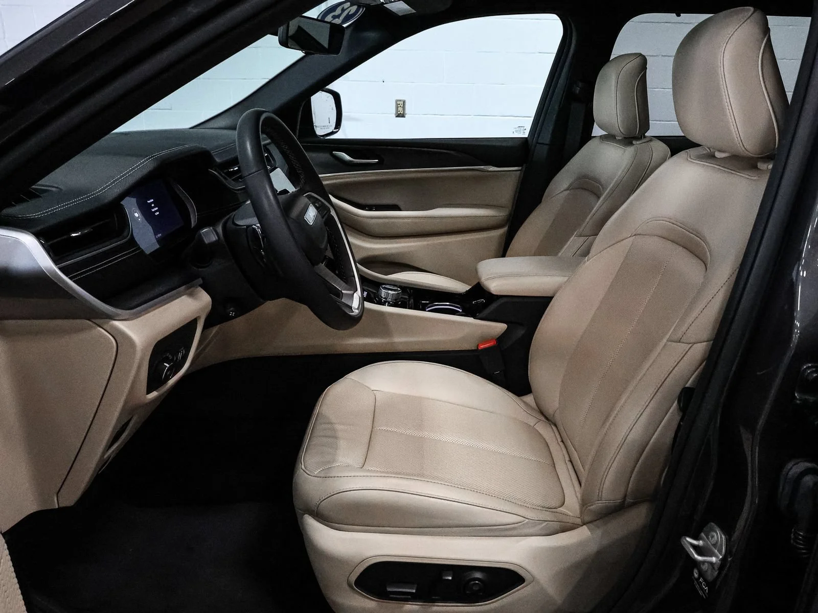 Used 2023 Gray Jeep Limited 4x4 image 22