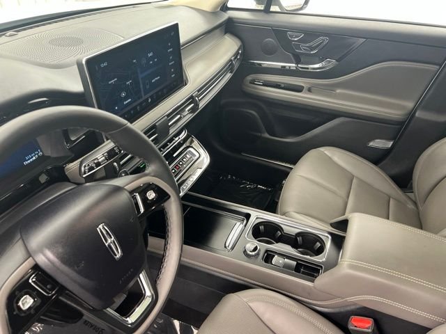 Used 2023 Pristine White Lincoln Standard image 21
