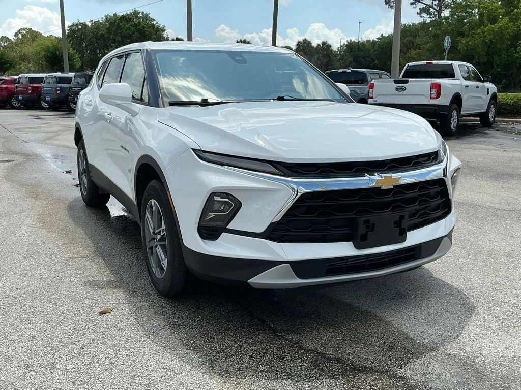 Used 2025 White Chevrolet LT image 11