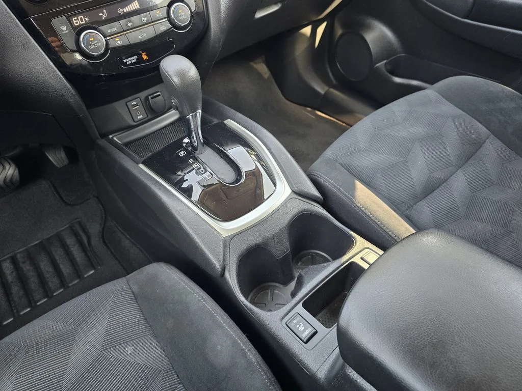 Used 2016 Arctic Blue Metallic Nissan SV image 17