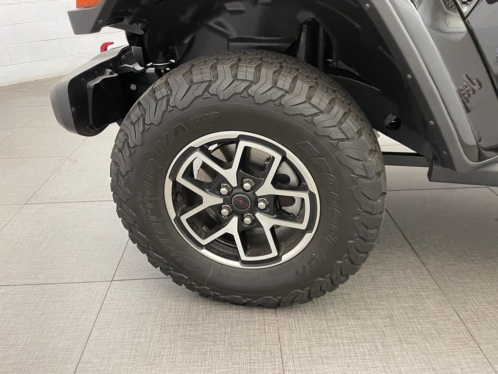 New 2025 Black Clear-Coat Exterior Paint Jeep Rubicon image 8
