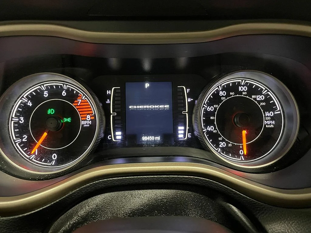 Used 2017 White Jeep Latitude image 27
