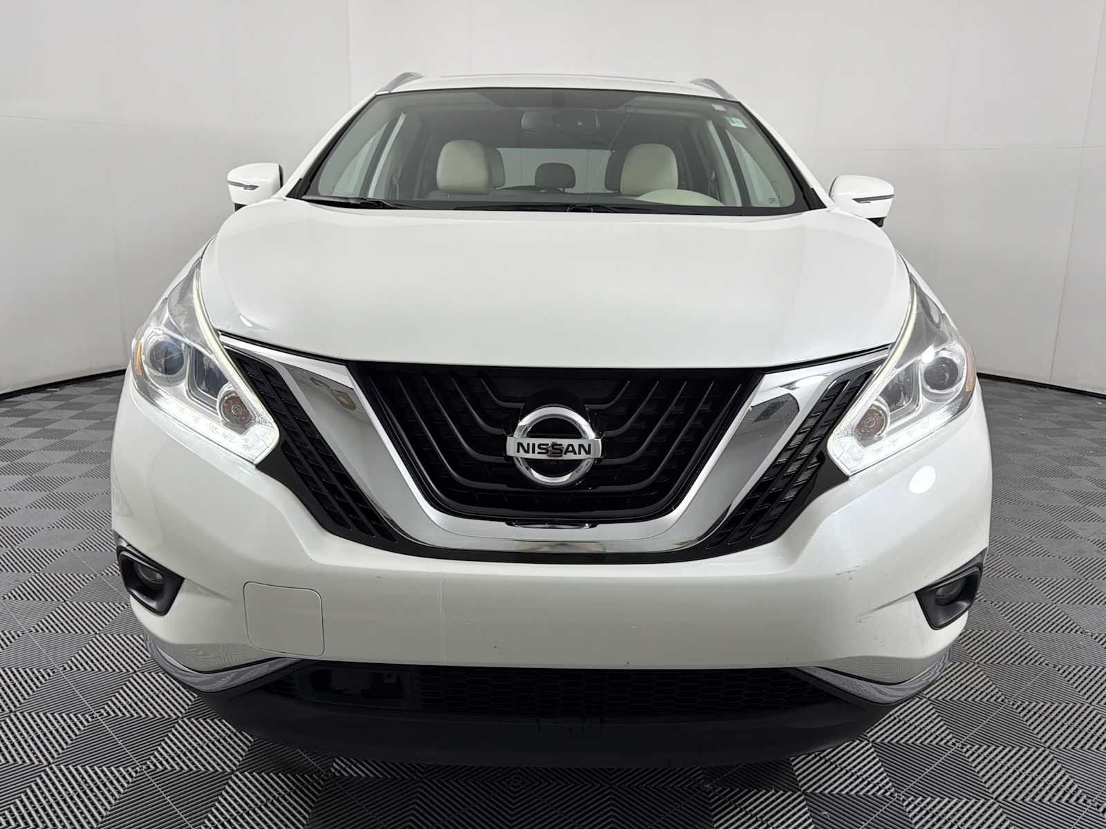 Used 2018 Pearl White Nissan Platinum image 2