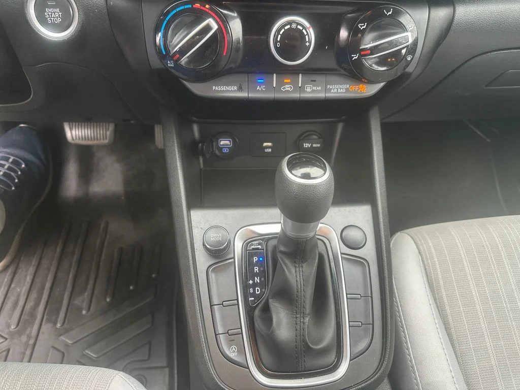 Used 2023 White Hyundai SEL image 15