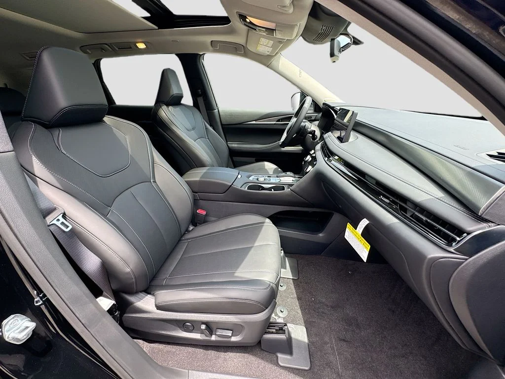New 2027 MINERAL BLACK INFINITI Luxe FWD image 31