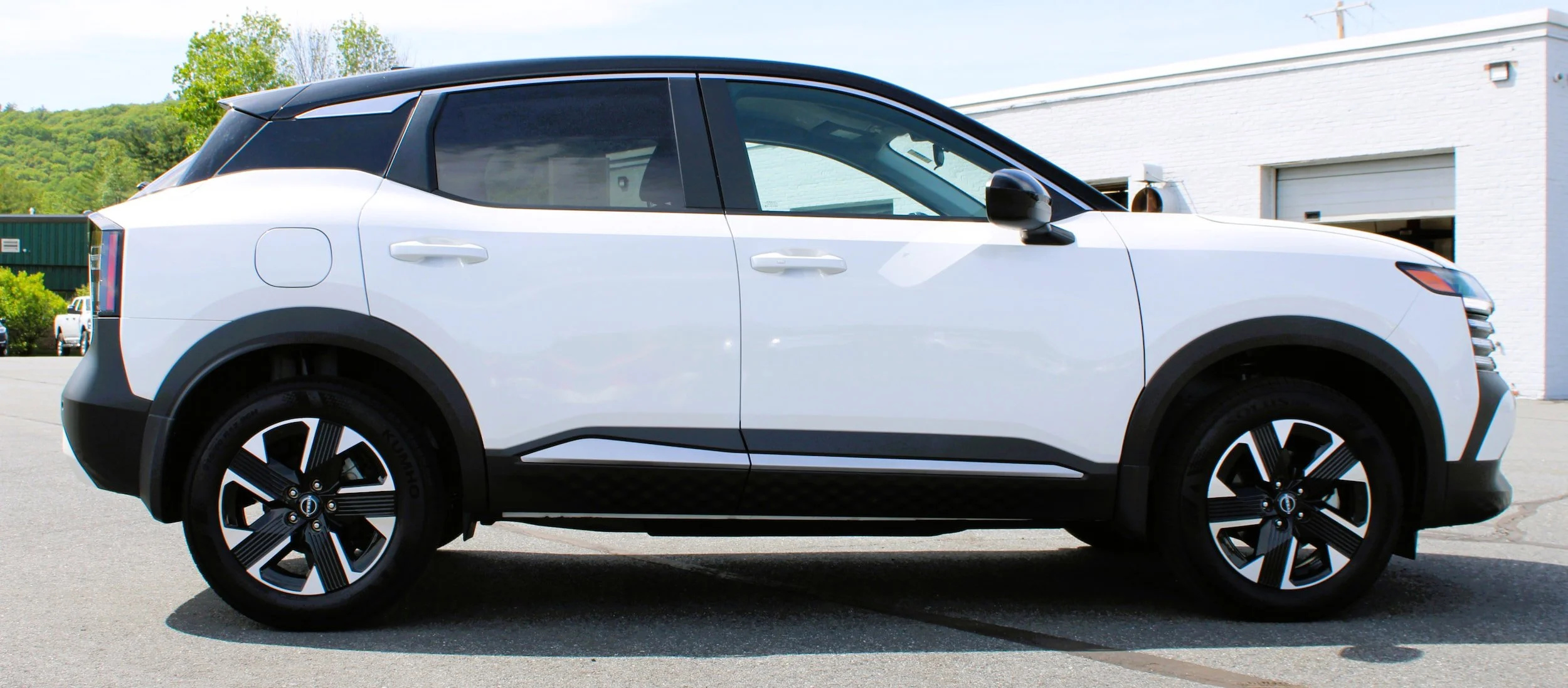 Used 2025 Aspen White Tricoat/Super Black Nissan SV image 5