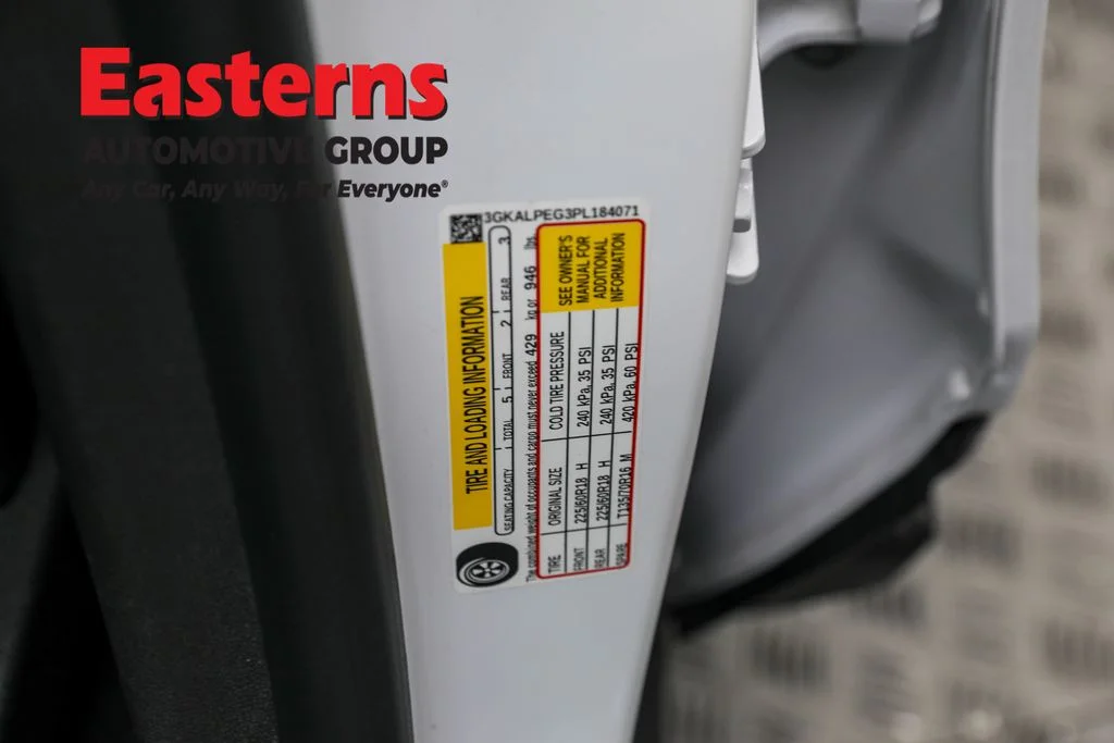 Used 2023 White GMC SLT image 36