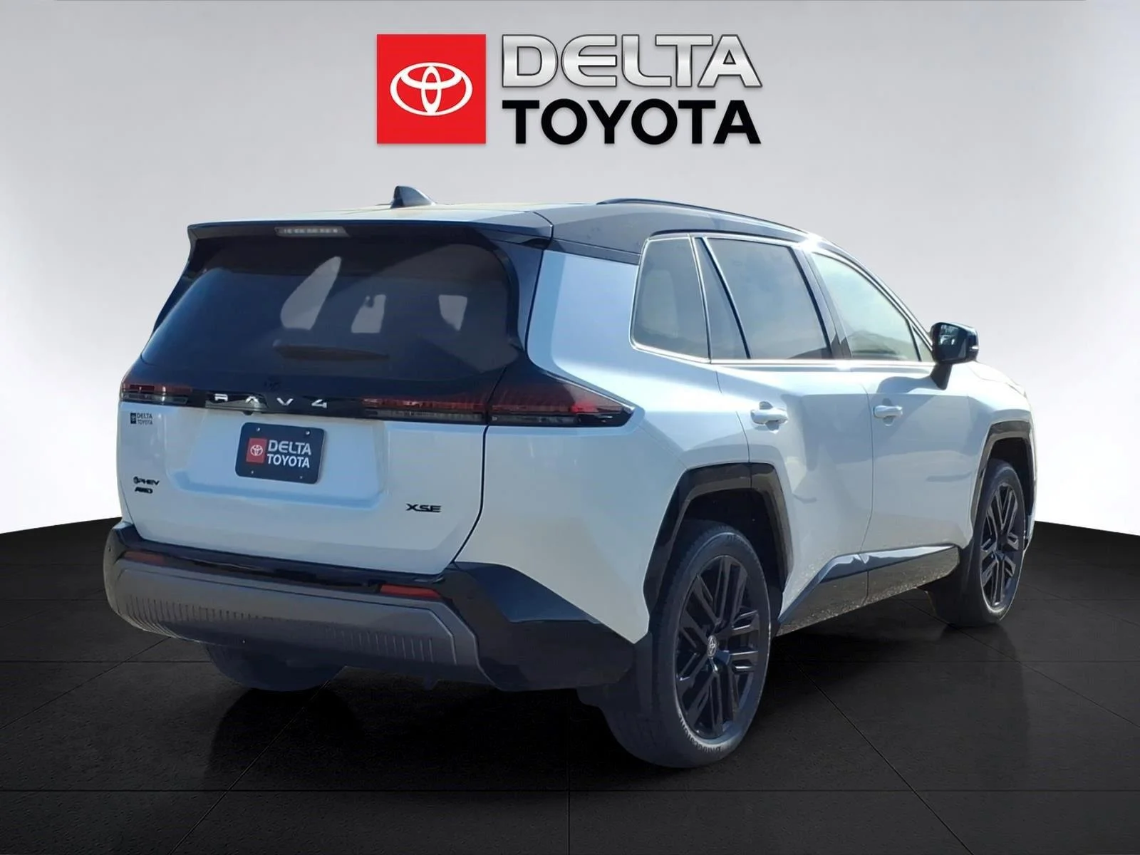 New 2026 Wind Chill Pearl with Midnight Black Metallic roof Toyota XSE image 5