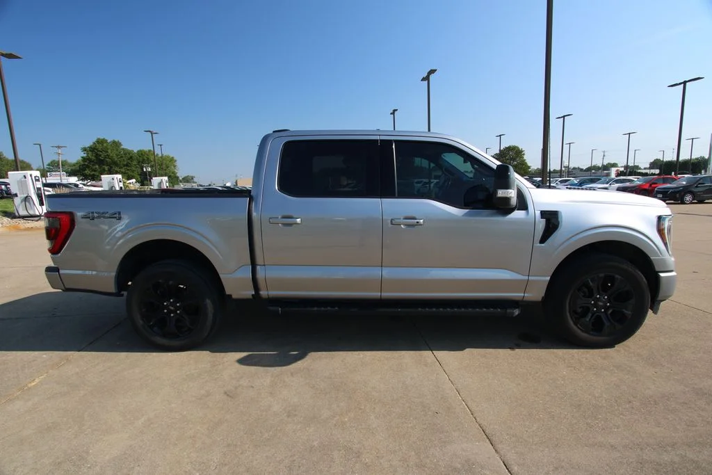Used 2023  Ford Lariat image 4