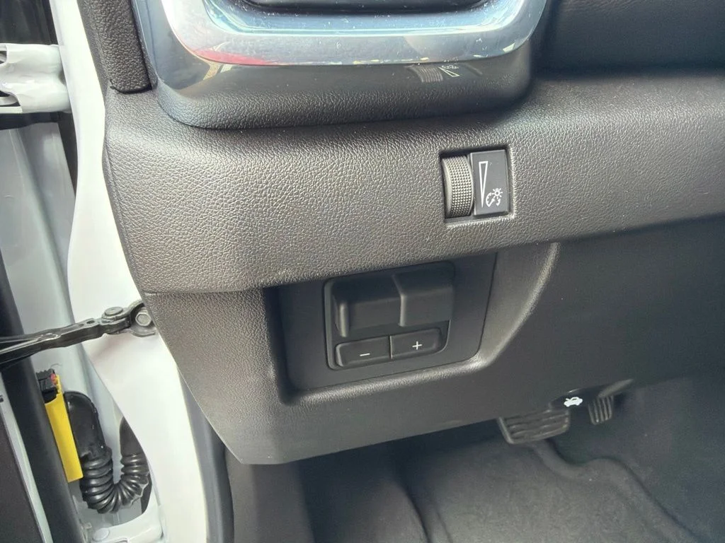 New 2026 White GMC Elevation image 12