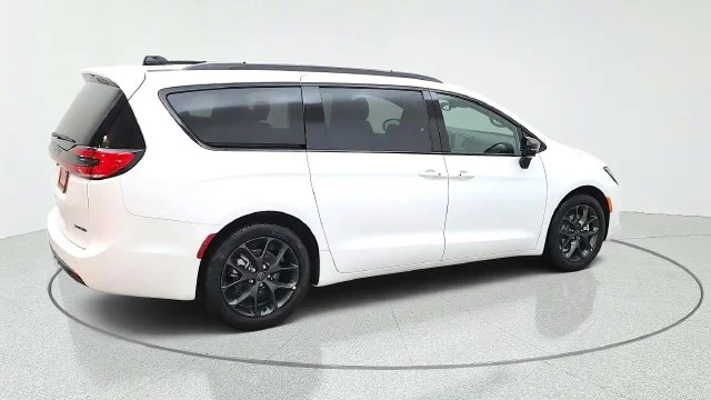New 2027 Bright White Clear-Coat Paint Chrysler Limited image 12
