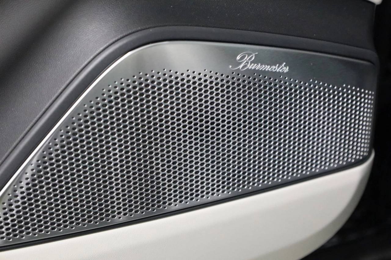 2025 Porsche Macan Turbo Electric - Photo 17