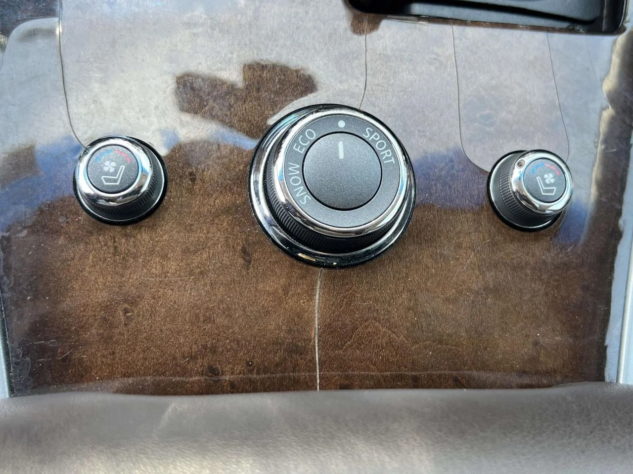 Used 2014 Midnight Garnet INFINITI Base image 39