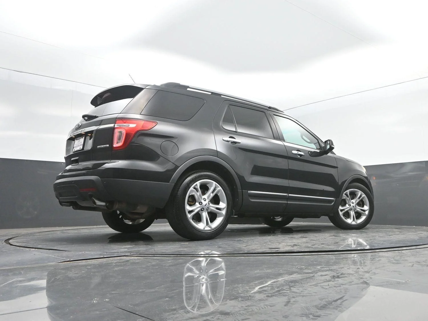 Used 2015 Tuxedo Black Metallic Ford Limited image 31