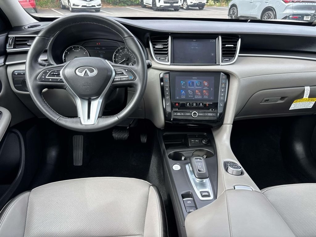 Certified Used 2025 White INFINITI LUXE image 13