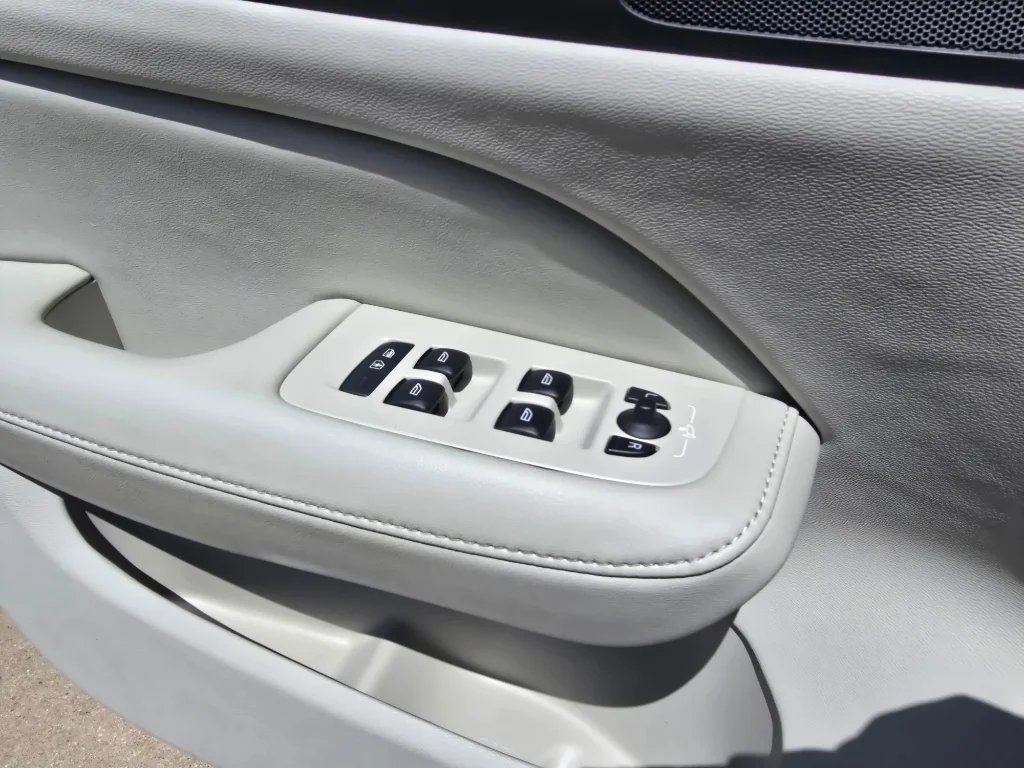 Used 2025 Onyx Black Metallic Volvo Plus image 19