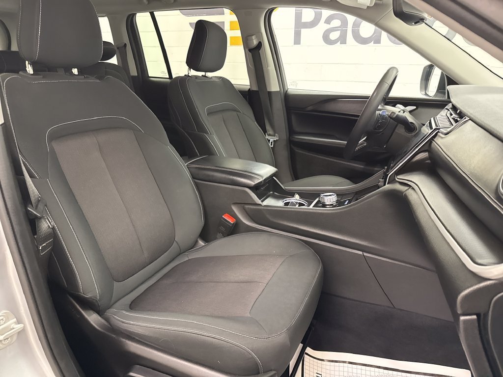 Used 2023 Silver Jeep Laredo image 28