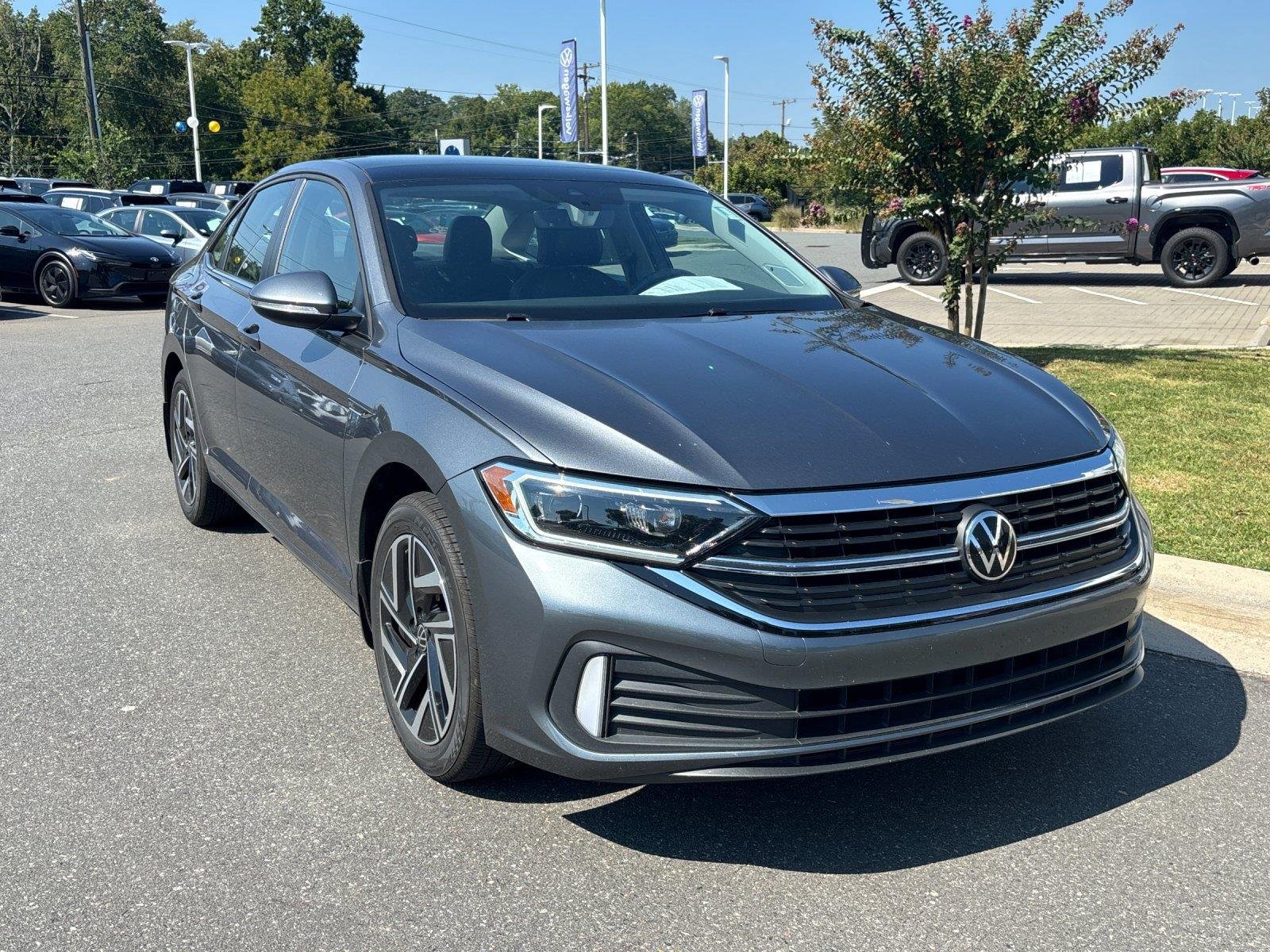 Used 2023 Platinum Gray Metallic Volkswagen SEL image 7