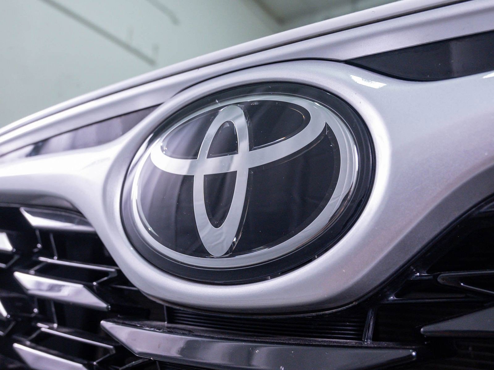 Used 2022 Pearl Toyota LE image 5
