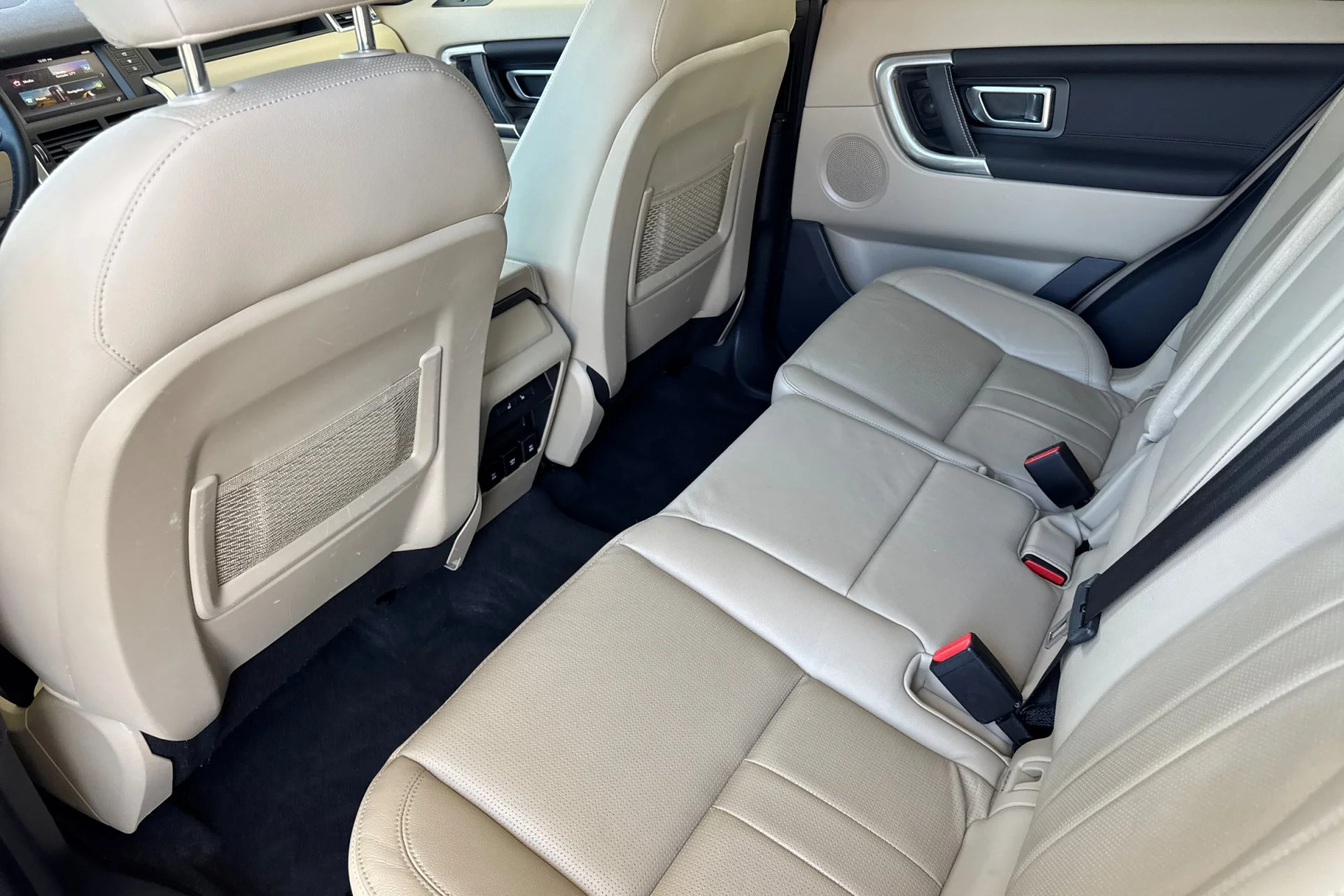 Used 2019 Narvik Black Land Rover HSE image 4
