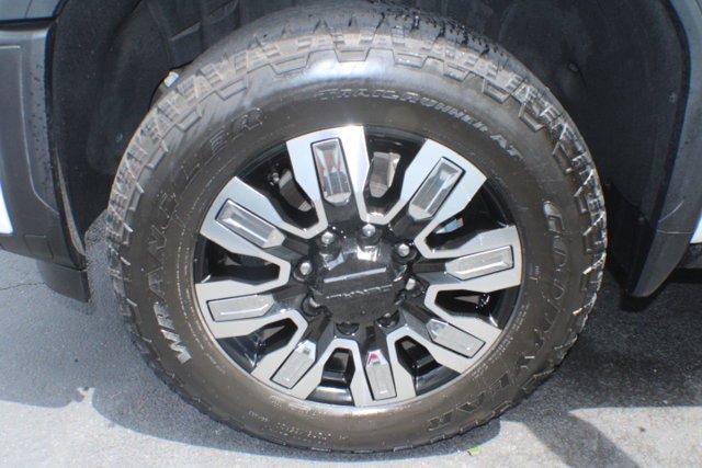 Used 2025 White Frost Tricoat GMC Denali image 5