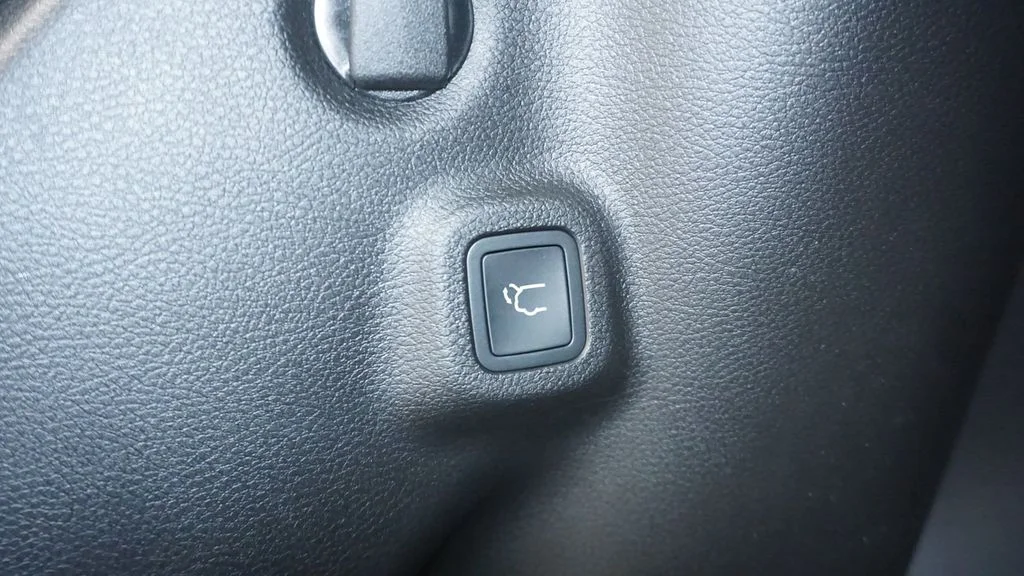 New 2026 Diamond Black Crystal Pearlcoat Jeep Latitude image 24