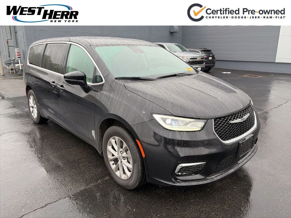 2024 Chrysler Pacifica Touring L AWD's photo