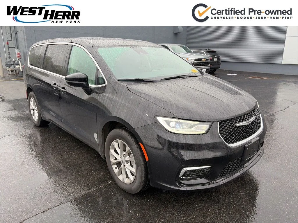 2024 Chrysler Pacifica Touring L AWD's photo