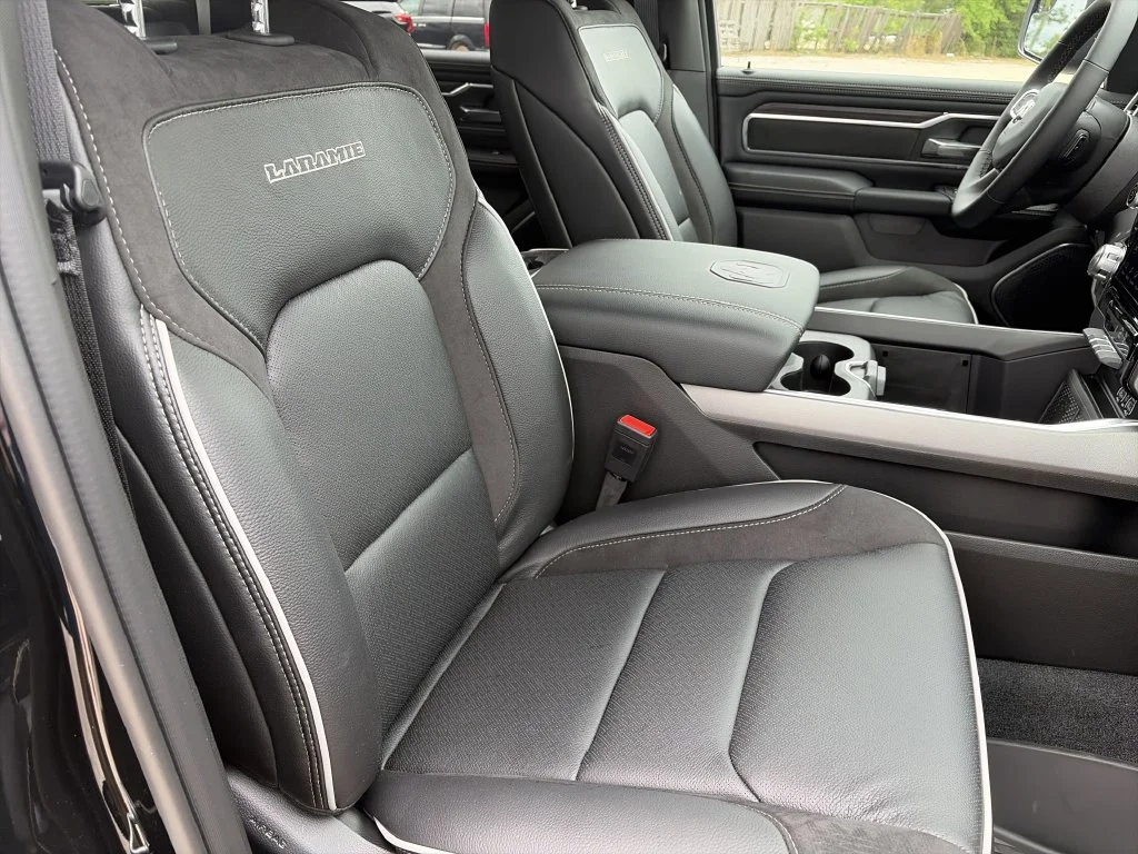 New 2026 Diamond Black Crystal Pearl-Coat Exterior Paint RAM Laramie image 31